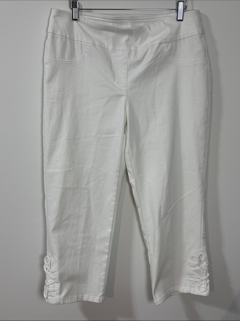 Ruby Rd. White Capri Pants with Side Lattice Detail w/ 2 Back Pockets - Size 8